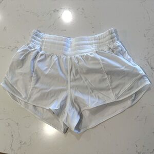 Lululemon LIKE NEW Hotty Hot Shorts, size 6, 2.5” inseam, white
